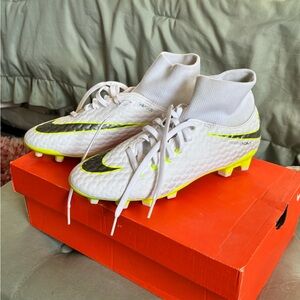 Phantom 3 Academy Men’s Nike soccer cleat size 6.5 color White and Neon yellow